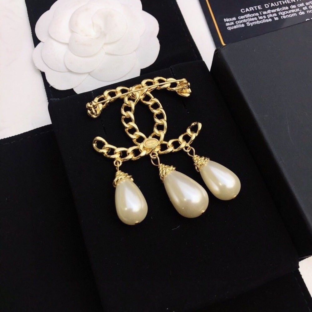 CHANEL Gold and Pearl Brooch